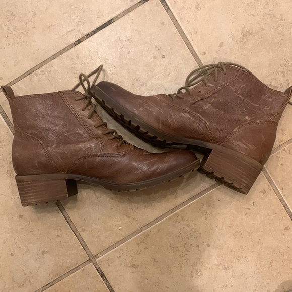 Lucky brand burnish toe leather extreme distress boots. Gals who get it get it! - Picture 8 of 11